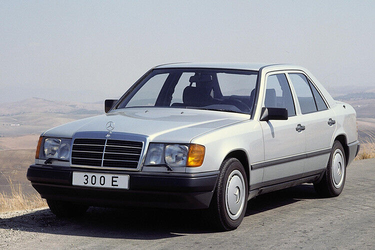Auch der Mercedes-Benz 300 E mit 140 kW/190 PS verdankte sein Tempo von maximal 230 km/h der aerodynamisch geglätteten Formensprache der Baureihe W124. (Mercedes-Benz)