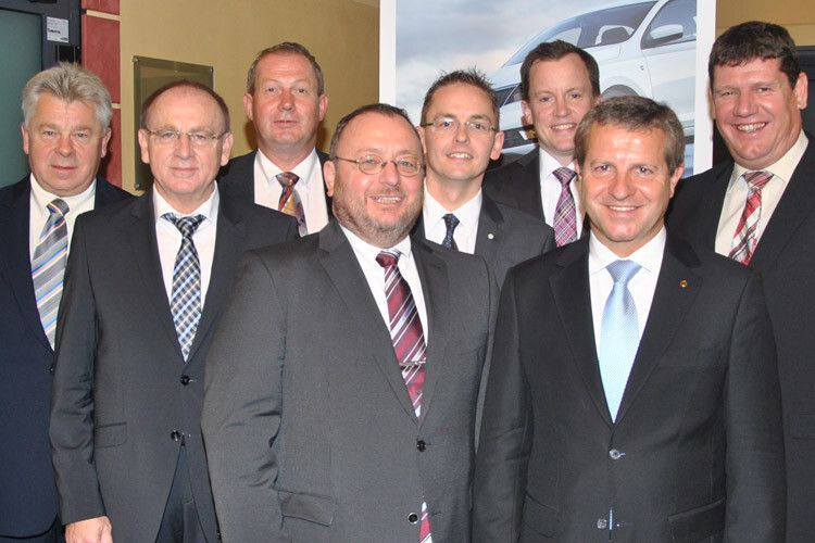 Der Vorstand des Skoda-Partnerverbands: (v. li.) Bernd Weber, Andreas Müller (beide AK Vertrieb und Marketing), Hans Mette, Günther Rube (beide AK Kundendienst, Teile und Zubehör), Jochen Schandert (AK Vertrieb und Marketing), Geschäftsführer Patrick Kaiser, Vorsitzender Thomas Peckruhn und Kersten Borst (stellvertretender Vorsitzender). (Foto: Scheid)