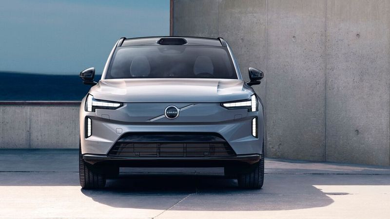 Die bekannte Volvo-Lichtsignatur findet sich in schlankerer Form auch in der neuen Modellgeneration wieder. (Bild: Volvo)