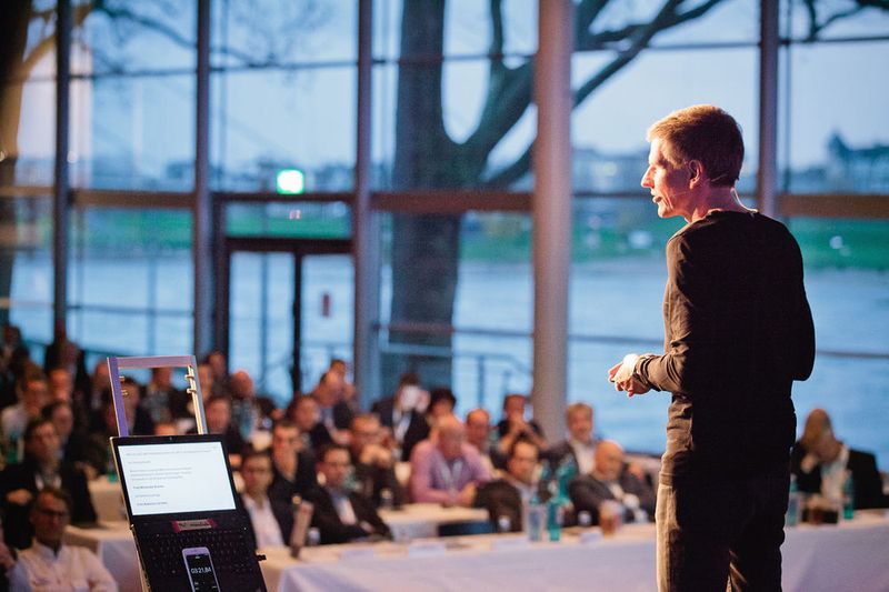Einen digitalen Spicker nutzt Frank Roebers bei seinem Vortrag als Gedankenstütze. (Astrid Piethan)