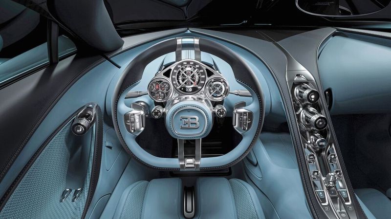 Wer hinterm Lenkrad sitzt, schaut nicht auf eine Digitalanzeige, sondern auf ein echtes Schweizer Uhrwerk.  (Bild: Bugatti Automobiles)