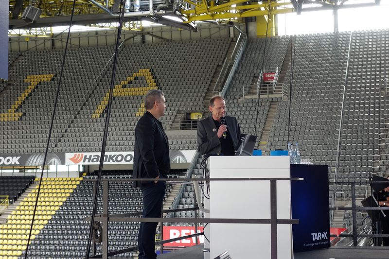 (r.)  Matthias Steinkamp und Christos Golias, TAROX, bedanken sich bei allen Gästen  für eine gelungene Hausmesse. (Bild: IT-BUSINESS)