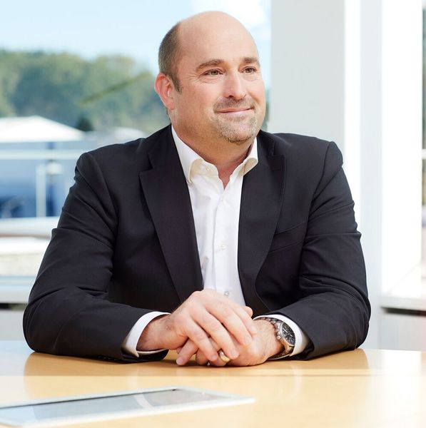 Sebastian Seitz, CEO bei Eplan: „Unsere Vision ist, dass wir auf Basis eines durchgängigen digitalen Modells – also dem Digitalen Zwilling einer Schaltanlage – sämtliche Prozesse im Schaltanlagenbau enorm verbessern und die Effizienz der einzelnen Schritte steigern können.“ (Eplan/Valéry Kloubert)