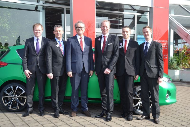 Carsten Hagedorn, Heiko Taubert, Burkhard Weller, Michael Franz, Benjamin Reiter und Julian Kaiser setzen alles daran, damit sich die Kunden im Autohaus wohlfühlen. (Foto: Mauritz)