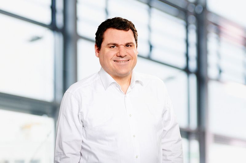 Stefan Haffner, Associate Partner Cyber Security bei Campana & Schott: „KI hat die Sicherheitslage nachhaltig verändert. Unternehmen müssen in Sachen Cybersecurity spätestens jetzt in ein proaktives Handeln übergehen. Bei vielen fehlen jedoch die wichtigsten Voraussetzungen. Denn erst wenn Data Security und Governance stimmen, ist ein Unternehmen bereit für KI. Waren früher Netzwerke das Einfallstor für Cyber-Kriminelle, sind es heute die Identitäten. IT-Sicherheit im KI-Zeitalter ist keine One-Time-Sache, sondern kontinuierliches 'Am Ball bleiben!'“ (Bild: Campana & Schott)