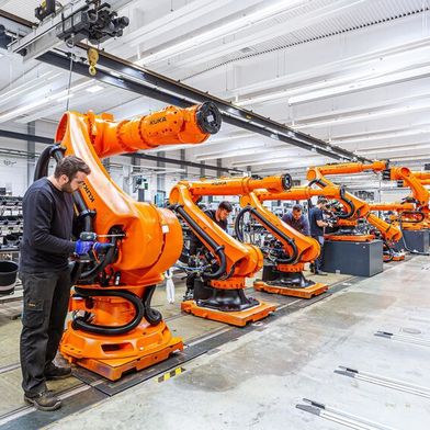 Die meisten Stellen sollen in der Produktion in Augsburg wegfallen.  (Bild: Kuka)