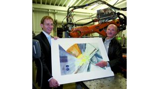 Erlas-Geschäftsführer Prof. Dr.-Ing. Peter Hoffmann (links) und der Künstler Bernd Kaag präsentieren ein Bild  im typischen Arbeistumfeld bei Erlas. (Archiv: Vogel Business Media)