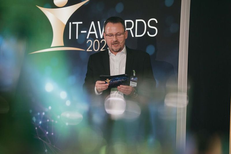 Nico Litzel, Chefredakteur von BigData-Insider, eröffnet die Verleihung der IT-Awards 2025. (Bild: Manuel Emme Fotografie)