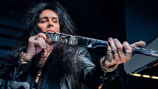 „Das Wichtigste für mich ist der Gitarrenhals," sagt Yngwie Malmsteen, der hier die Geradheit überprüft. (Sandvik)