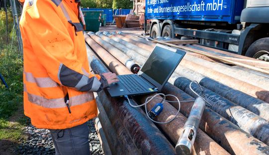 Mitarbeiter des Fachgebiets Angewandte Geothermie bei der Vorbereitung des Grundwasserloggers beim Projekt SKEWS.(Bild:  TU Darmstadt)