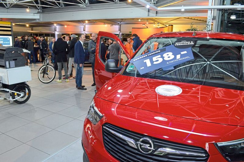 Mehr als ein Eckensteher: Die Gäste konnten nebenbei schon einen Blick auf den neuen Opel Combo Cargo werfen. (Bild: Rehberg / »kfz-betrieb«)