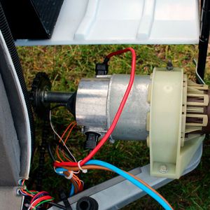 Angetrieben wird der C5 von einem Gleichstrommotor mit 250 W (0,34 PS), welcher über einen kurzen Zahnriemen und mit einem Freilauf versehen nur das linke Hinterrad antreibt und den man mit Pedalen unterstützen kann. In der Betriebsanleitung wird empfohlen, das Anfahren durch Pedalbetätigung zu unterstützen, um die Kohlebürsten des beim Start nur langsam drehenden Motors zu schonen. Den Motor liefert Polymotor, ein Tochterunternehmen von Philips. Ihn speist ein 12 V-Bleiakkumulator von Oldham Batteries mit einer Kapazität von 36 Ah. Insgesamt sollt der Sinclair C5 mit einer Batterieladung rund 32 Kilometer weit kommen. Die Höchstgeschwindigkeit beträgt 24 km/h.(Bild:  CC BY-SA 4.0 Prioryman)