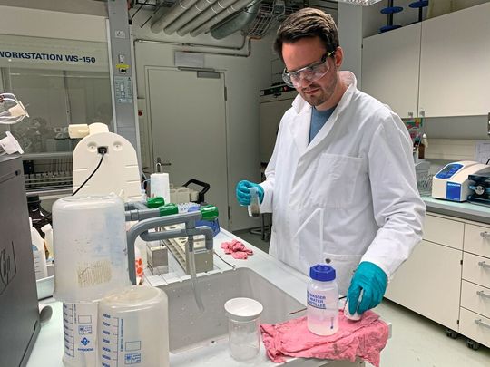 Dr. Fabian Rey bereitet die Sedimentproben chemisch auf, bevor er unter dem Mikroskop die Pollenvielfalt bestimmt.(Bild:  Forschungsgruppe Geoökologie, Universität Basel)