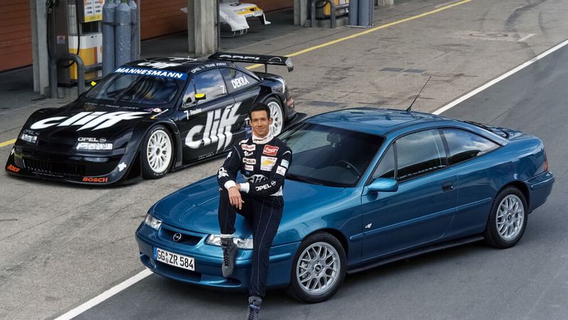 1996 erschien das streng limitierte Sondermodell „CliffC des Calibra. Gebaut, um einen der größten Motorsport-Erfolge der Marke Opel zu begleiten: die Siege und den ITC-Titel von Manuel Reuter im legendären Cliff-Calibra 1996. (Bild:  Opel Automobile GmbH)