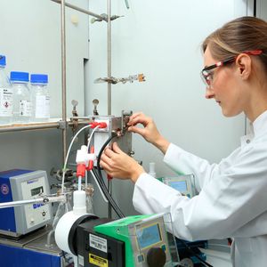 Wissenschaftlerin bei der Arbeit an einer elektrochemischen Durchflussapparatur