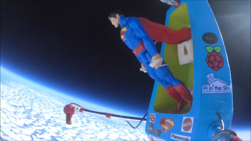 Die extreme Spielzeugreise von Superman in einem mit Elektronik vollgestopften Fluggerät bis zu einer Höhe von 39 Kilometern. (Bild: RS Components)