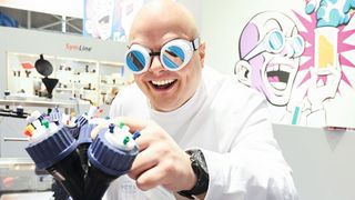 Abb.1: Laborsicherheit geht auch mit Humor: Jan Rittgasser, Marketing-Chef von SCAT, spielt bei einem Messeauftritt vor einigen Jahren den „verrückten Professor“ – das Markenzeichen des Unternehmens. Im Vordergrund ist ein frühes Modell der Safety-Caps zu sehen. (Bild: SCAT)