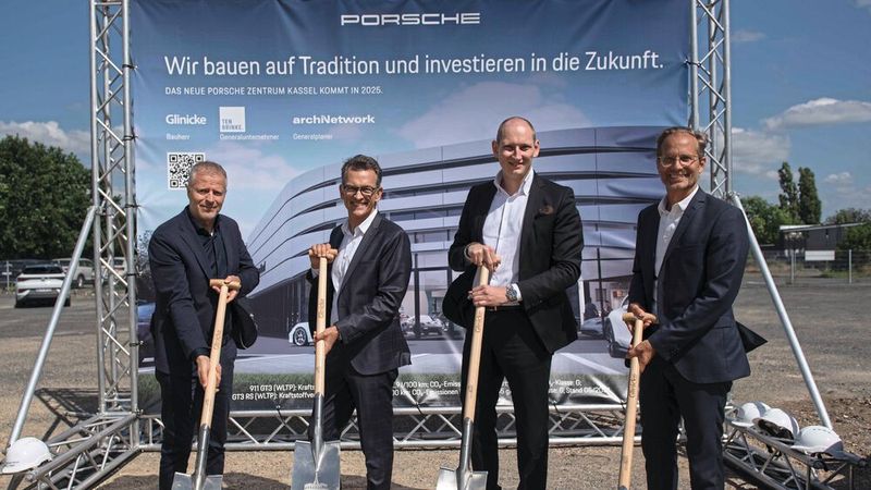 Bau-Auftakt mit dem klassischen Spatenstich: (v. l.) Glinicke-Geschäftsführer Frank Brecht, Alexander Pollich, Vorsitzender der Geschäftsführung von Porsche Deutschland, sowie der künftige Hausherr Nikolas Sturmowski  als Geschäftsführer des Porsche-Zentrums Kassel und Unternehmenschef Florian Glinicke (Bild: Glinicke-Gruppe)