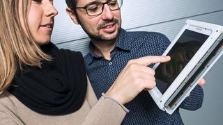 Der erste Touchscreen, der an die Fingerspitzen klopft: Die Ingenieure Sophie Nalbach und Steffen Hau testen den Prototyp. (Oliver Dietze, Uni Saarland)