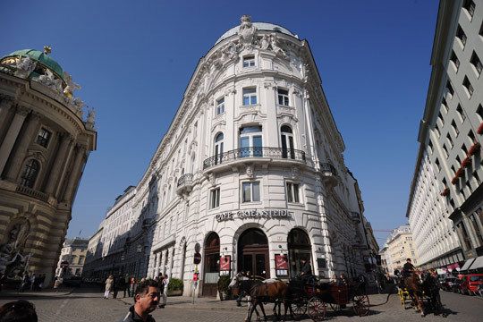 Kaffeehauskultur an jeder Ecke: Das Cafe Griensteidl war Ende des 19. Jahrhunderts ein wichtiger Treffpunkt Wiener Literaten. Persönlichkeiten wie Karl Kraus, Hugo von Hofmannsthal und Arthur Schnitzler sowie Musiker wie Arnold Schönberg kehrten hier ein. (Archiv: Vogel Business Media)