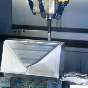 Auf einer 5-achsigen „C 42 UP dynamik“ von Hermle in stabiler Gantrybauweise fanden die Versuche zur Optimierung der Hartbearbeitung bei SD Formentechnik statt. Die Maschine ist mit einem Palettenwechsler zum hauptzeitparallelen Rüsten ausgestattet. Der Rüstplatz befindet sich an ihrer Vorderseite.