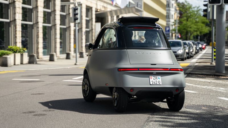 Der Microlino bei seiner Ausfahrt: Sorgt für Aufmerksamkeit.(Bild:  Micro Mobility Systems)
