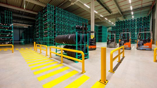 Seit Projektstart im Juli 2026 nutzt die Fiege-Gruppe das Load Carrier Management System (LCMS) Loopario zur digitalen Steuerung und Verwaltung ihrer Reifengestelle.(Bild:  Michael Liebmann)