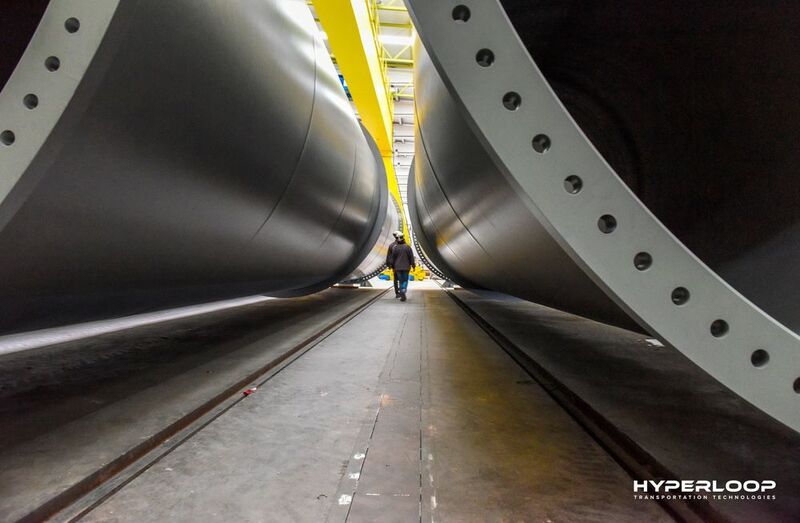 Die angelieferten Röhren sollen in naher Zukunft sowohl Personen als auch Fracht zu ihrem Forschungs- und Entwicklungszentrum in Toulouse in Frankreich transportieren (HyperloopTT)