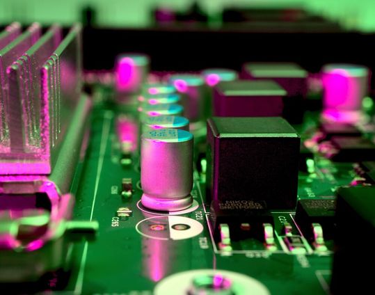 Das Internet of Things avanciert zu einer Schlüsseltechnologie für Industrie und Privatleben und wird dabei getrieben von parallelen Entwicklungen wie der Forschung an Künstlicher Intelligenz oder dem Quantencomputing. Das Internet of Things avanciert zu einer Schlüsseltechnologie für Industrie und Privatleben und wird dabei getrieben von parallelen Entwicklungen wie der Forschung an Künstlicher Intelligenz oder dem Quantencomputing.