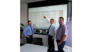 Geschäftsführer Christian Jordan, Berater Dr. Reinhold Sedelies und Konstruktionsleiter Maik Müller (v.li.) diskutieren die Auswertung von Daten komplexer Blechkonstruktionen. (Bild: Elpa Consulting)