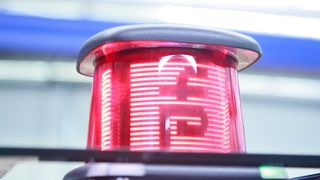 Laserscanner eines AMR von Seer Robotics – Symbol für autonome Helfer und den Fortschritt in Digitalisierung und KI-gestützten Systemen. Mit bewährten und neuen Technologiepartnern erweitern Martin Mechanic und Martin Systems kontinuierlich ihre «Toolbox» für Automationslösungen.  (Bild: Helfina)