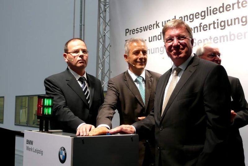 Sie gaben die Servo-Pressen-Linie im BMW-Werk Leipzig für die Produktion frei: (v.l) Uwe Albrecht, Bürgermeister und Beigeordneter für Wirtschaft und Arbeit der Stadt Leipzig, Stanislaw Tillich, Ministerpräsident des Freistaates Sachsen sowie Frank-Peter Arndt, Produktionsvorstand der BMW AG. (Archiv: Vogel Business Media)
