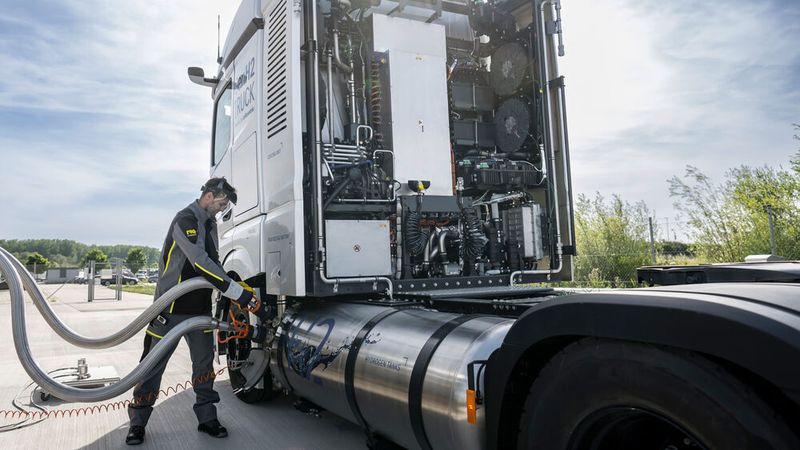 Zum tanken muss der Versuchsfahrer daher wieder heim ins Werk. (Bild: Daimler)