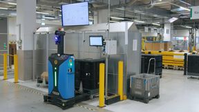 Interoperabilität in der Praxis: Moderne Leitstände orchestrieren herstellerübergreifende Flotten und integrieren autonome Transportmittel nahtlos in den digitalen Materialfluss. (Bild: Synaos)