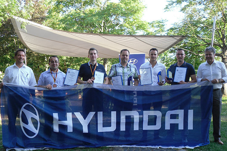 Matthias Töcker (Mitte) mit den übrigen Finalisten sowie Michael Engelhardt (li.) und Bernd Ehret (re.) von Hyundai Deutschland. (Foto: Hyundai)