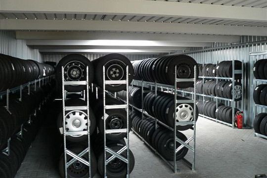 Abgerundete Regalprofile schonen die Reifen. (Archiv: Vogel Business Media)