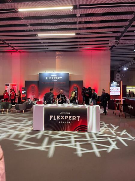 In der Flexpert-Lounge können sich Kunden und Partner jederzeit über das Flex-Angebot informieren und austauschen.  (Bild: Vogel IT-Medien )