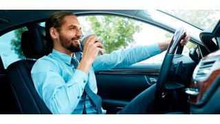 Nicht nur Müdigkeit verursacht viele Unfälle, auch das Telefonieren mit dem Smartphone oder der Verzehr von Lebensmitteln während der Fahrt stellen ein hohes Risiko dar. (Dusan Petkovic / Shutterstock, puhhha / Shutterstock)