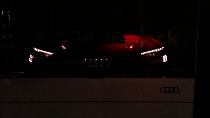 Verräterisches LED-Tagfahrlicht: Das Basis-Modell zeigt horizontale Linien (l.), das S-Line-Exterieur zwei vertikale LED-Linien, im Bild am Demonstrator. (Bild: Thomas Günnel/Automobil Industrie)