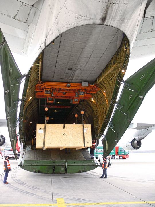 Die in Exportkisten verpackten Anlagen- und Zubehörteile werden vom zweitgrößten Frachtflugzeug der Welt mit 120 t Nutzlast, der Antonov AN-124, nach Indien transportiert. Die in Exportkisten verpackten Anlagen- und Zubehörteile werden vom zweitgrößten Frachtflugzeug der Welt mit 120 t Nutzlast, der Antonov AN-124, nach Indien transportiert.