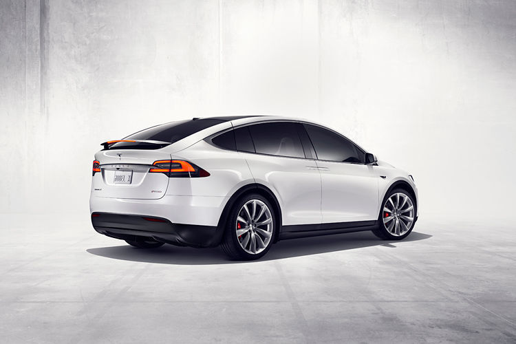 Die Features und der Preis von bis zu 142.000 Dollar (etwa 126.000 Euro) bestätigen, dass Tesla wie mit dem bisher einzigen Fahrzeug „Model S“ nach wie vor im Luxusbereich angesiedelt ist. (Foto: Tesla)