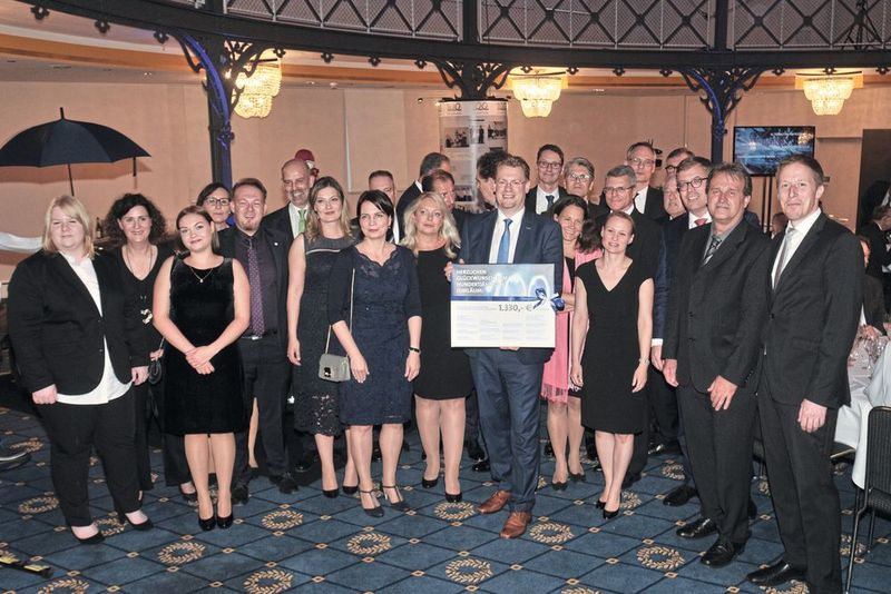 Nach der Arbeit folgt das Vergnügen: Das Team vom Kfz-Gewerbe Baden-Württemberg mit dem Geschenkgutschein der anderen Kfz-Landesverbände. (Zietz/»kfz-betrieb«)