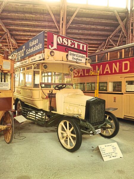 Als Pferde zu langsam wurden, kam der 1919 der Doppeldecker mit Benzinmotor und löste den „Hafermotor“ ab. (Alexander Völkert)