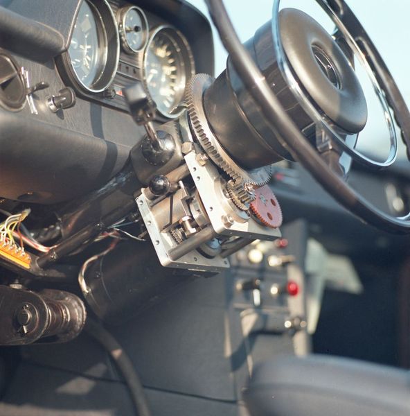 Der Lenkmechanismus steuerte das Fahrzeug entlang des Leitdrahts und korrigierte seitliche Abweichungen automatisch.  (Continental)