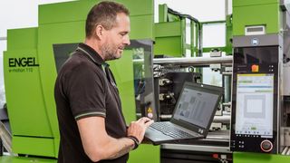 Die rechtzeitige Wartung von Spritzgießmaschinen sichert die durchgängige Produktivität. Engel bietet mit ganz besonderen „Carepaketen“ dafür jetzt das richtige Tool an. (Engel / Fotostudio Eder)