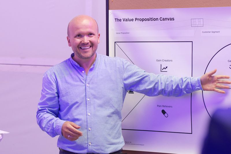 Sascha Tobias von Hirschfeld, Experte für B2B Content Marketing und Leadgenerierung „Content wird immer als irgendwas, nicht differenzierbares dargestellt. Tatsächlich ist Content ein Profit Center, das zum Unternehmenserfolg beiträgt“ – Sascha Tobias von Hirschfeld stellte den Teilnehmern der B2B Marketing Days in seinem Barcamp die Vorzüge von Content Marketing und das Value Proposition Canvas vor. Wichtig dabei sei es vor allem, mit den anderen Abteilungen im Unternehmen zusammenzuarbeiten. Perfektionismus habe hier aber erst einmal nichts verloren.  (marconomy © Andreas Burkhardt )