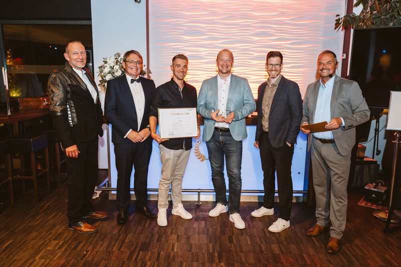 Über den Award „Projekt des Jahres“ freuen sich Kevin Rensberg (ITSIDE) und Benjamin Schreyer (surfAN EDV). (Bild: KAUFFMANN STUDIOS)