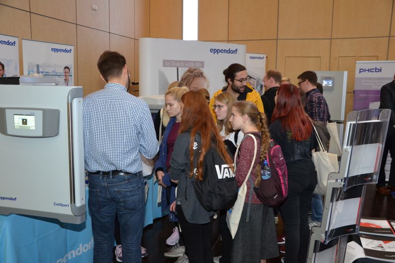 Impressionen der Lab-Supply Münster vom 25. September 2019  Die vorletzte Lab-Supply Messe 2019 fand im Messe und Congresszentrum, Halle Münsterland statt. Impressionen vom Messetag sowie einige Besucherstimmen finden Sie in dieser Bildergalerie. Die nächste Lab-Supply ist am 29. Oktober 2019 in Hamburg. Weitere Infos zu den kommenden Lab-Supply-Messen finden Sie auf www.lab-supply.info.   Lese-Empfehlung: Nachbericht zum erfolgreichen Auftakt der Lab-Supply in Wien. (LABORPRAXIS, C. Lüttmann)