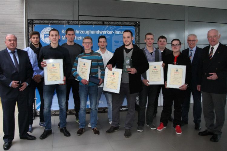 Klasse Prüfungen: Hans-Werner Norren (li.), Siegfried Blüml (Prüfungsvorsitzender, re.) und Karlheinz Gaschler (Geschäftsführer, zweiter von re.) gratulieren den besten Nachwuchskräften der Kfz-Innung Mittelrhein. (Foto: Innung)