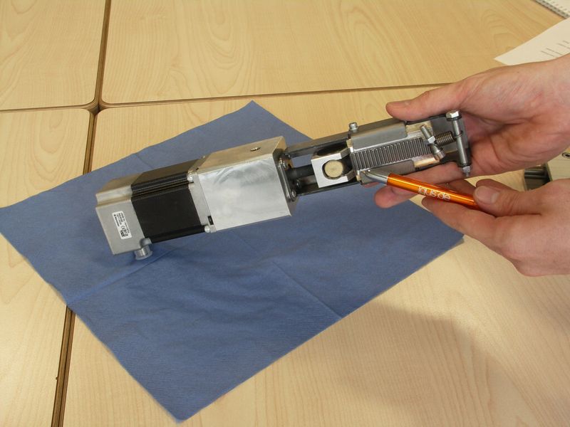 'Anti-Backlash'-Spindelmuttern für metrische Gewinde als Sonderentwicklung im Kleberauftragssystem. Sie sorgen für höchste Präzision der spielfreien Verstelleinheit. (Bild: igus)